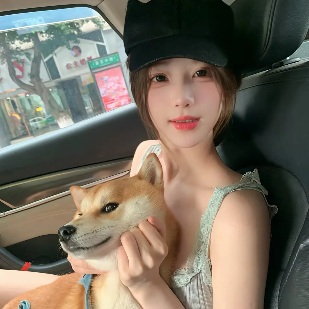 微光下的蓝色男孩